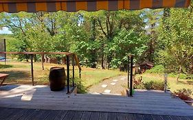 Chalet au milieu de la forêt avec lac à proximité